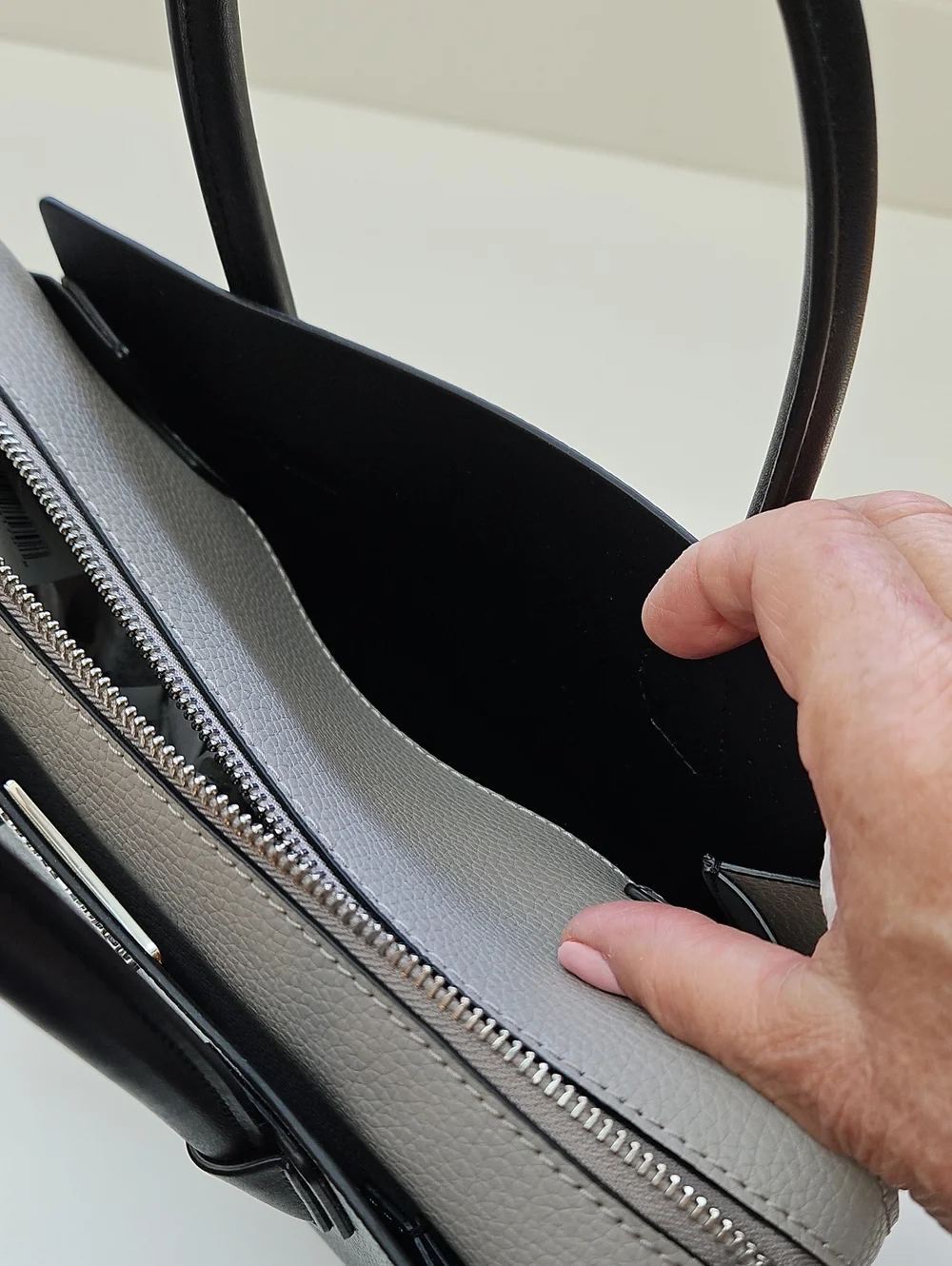 ✨️ PRICE DROP! MICHAEL KORS NWT Black Colorblock Leather Satchel - Picture 8 of 15